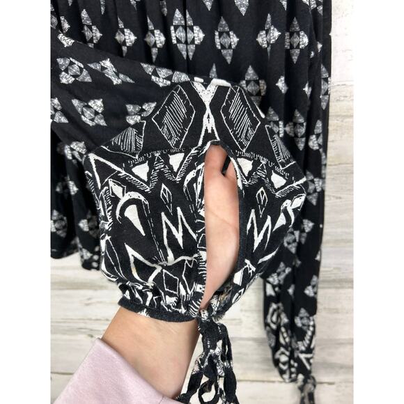 Free People Women’s Medium Dazed Black White Print Tie Cuff Cropped Blouse Top - Picture 8 of 8